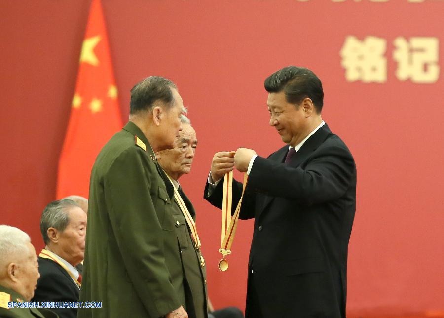 El presidente de China, Xi Jinping, confirió hoy medallas a 30 veteranos y civiles chinos y extranjeros que combatieron por China en la II Guerra Mundial, en vísperas de las grandiosas celebraciones del Día de la Victoria.