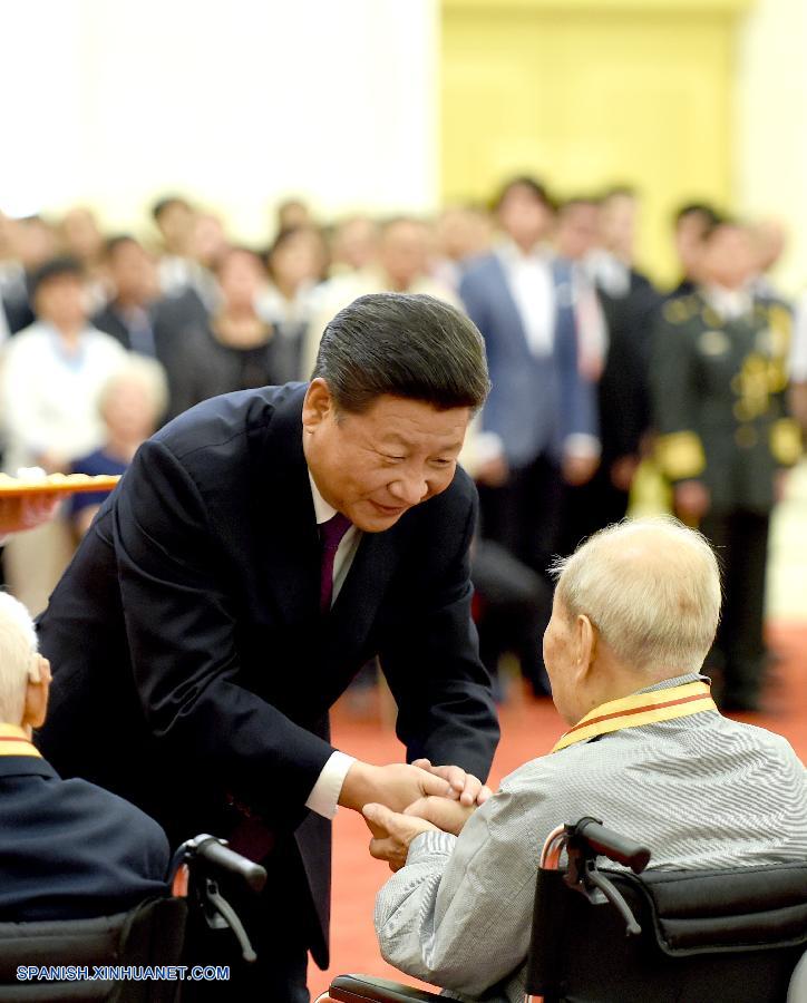 El presidente de China, Xi Jinping, confirió hoy medallas a 30 veteranos y civiles chinos y extranjeros que combatieron por China en la II Guerra Mundial, en vísperas de las grandiosas celebraciones del Día de la Victoria.
