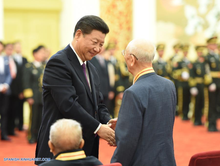 El presidente de China, Xi Jinping, confirió hoy medallas a 30 veteranos y civiles chinos y extranjeros que combatieron por China en la II Guerra Mundial, en vísperas de las grandiosas celebraciones del Día de la Victoria.