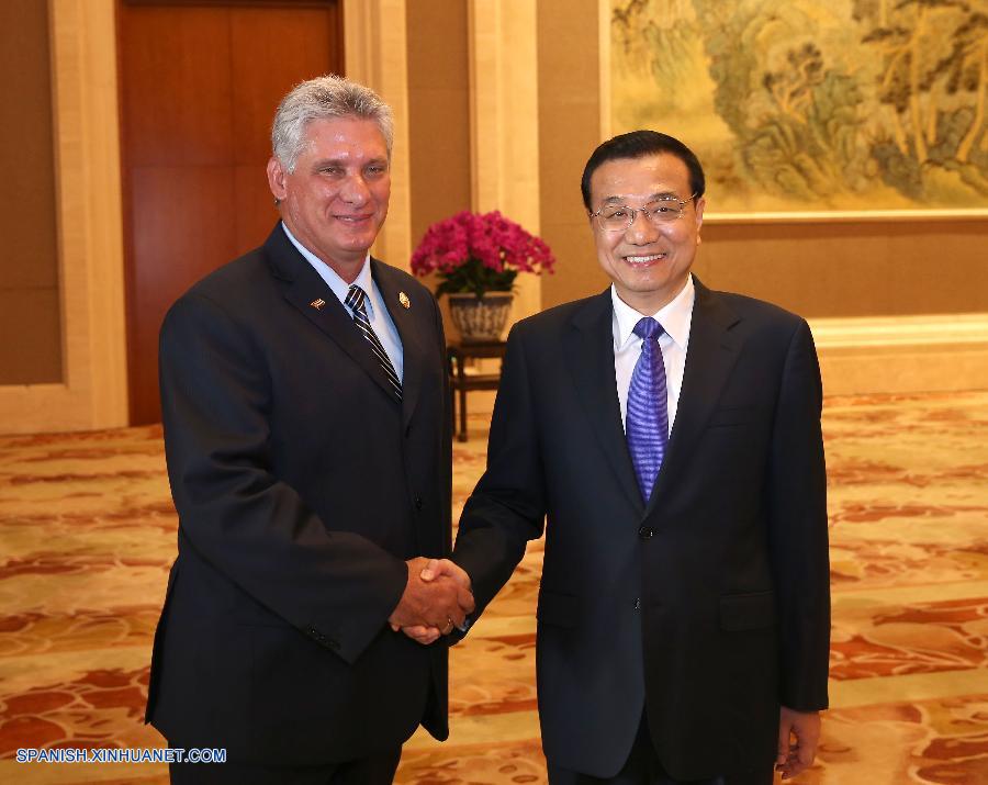 El primer ministro chino, Li Keqiang, se reunió hoy con el primer vicepresidente del Consejo de Estado y del Consejo de Ministros de Cuba, Miguel Díaz-Canel, quien está de visita en China con motivo de las conmemoraciones del 70º aniversario del fin de la Segunda Guerra Mundial.