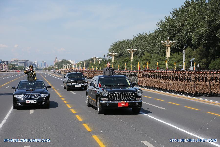 El presidente de China, Xi Jinping, pasó revista a las fuerzas armadas del país por primera vez en la plaza de Tian'anmen, en el centro de Beijing, hoy jueves, en la conmemoración del 70º aniversario del fin de la Segunda Guerra Mundial.