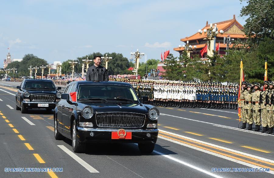 El presidente de China, Xi Jinping, pasó revista a las fuerzas armadas del país por primera vez en la plaza de Tian'anmen, en el centro de Beijing, hoy jueves, en la conmemoración del 70º aniversario del fin de la Segunda Guerra Mundial.