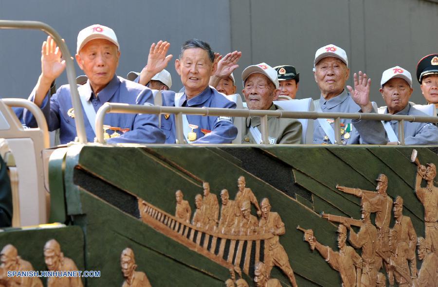 Veteranos que combatieron en la Guerra de Resistencia del Pueblo Chino contra la Agresión Japonesa encabezaron el desfile militar masivo que conmemora el 70º aniversario del fin de la Segunda Guerra Mundial hoy jueves por la mañana en el centro de Beijing.