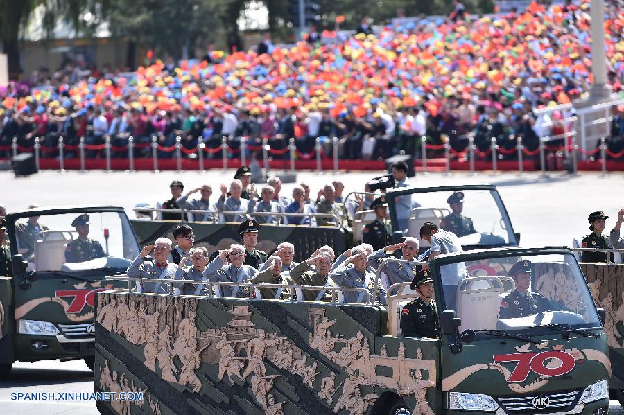 Veteranos que combatieron en la Guerra de Resistencia del Pueblo Chino contra la Agresión Japonesa encabezaron el desfile militar masivo que conmemora el 70º aniversario del fin de la Segunda Guerra Mundial hoy jueves por la mañana en el centro de Beijing.