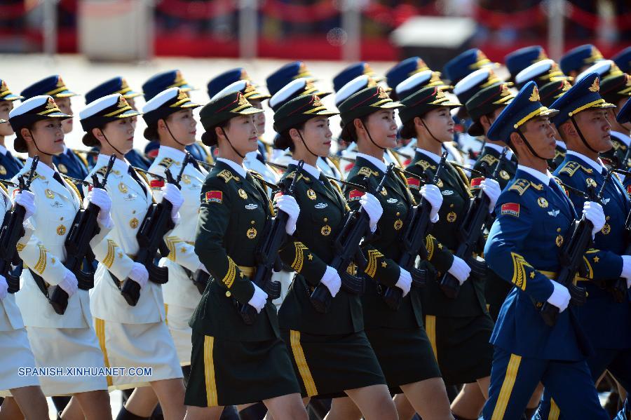 Cincuenta y una guardias femeninas de honor del Ejército Popular de Liberación (EPL) hicieron su debut en el desfile militar conmemorativo del 70º aniversario del fin de la Segunda Guerra Mundial que se celebró en Beijing hoy jueves por la mañana.