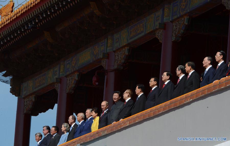 A Xi se le unieron docenas de jefes de Estado y gobierno, así como de organizaciones internacionales como el secretario general de la ONU, Ban Ki-moon, el presidente de Rusia, Vladimir Putin, y la presidenta de la República de Corea, Park Geun-hye.