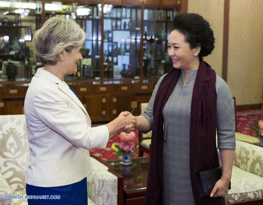 Peng Liyuan, esposa del presidente chino Xi Jinping, se reunió hoy viernes con la directora general de la Organización de las Naciones Unidas para la Educación, la Ciencia y la Cultura (Unesco), Irina Bokova, con quien intercambió puntos de vista sobre la educación de la mujer.
