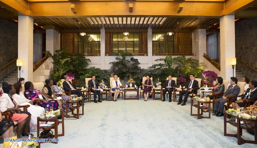 Peng Liyuan, esposa del presidente chino Xi Jinping, se reunió hoy viernes con la directora general de la Organización de las Naciones Unidas para la Educación, la Ciencia y la Cultura (Unesco), Irina Bokova, con quien intercambió puntos de vista sobre la educación de la mujer.