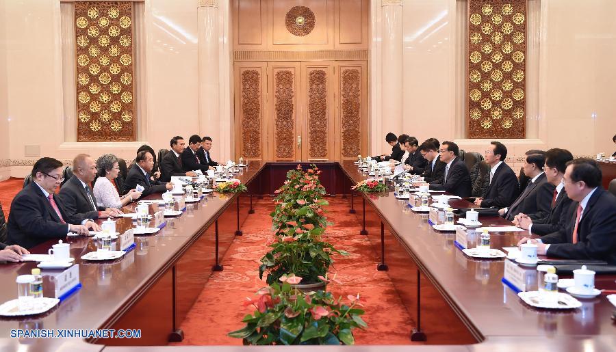 El primer ministro de China, Li Keqiang, se reunió hoy con el viceprimer ministro de Tailandia, Prawit Wongsuwon.