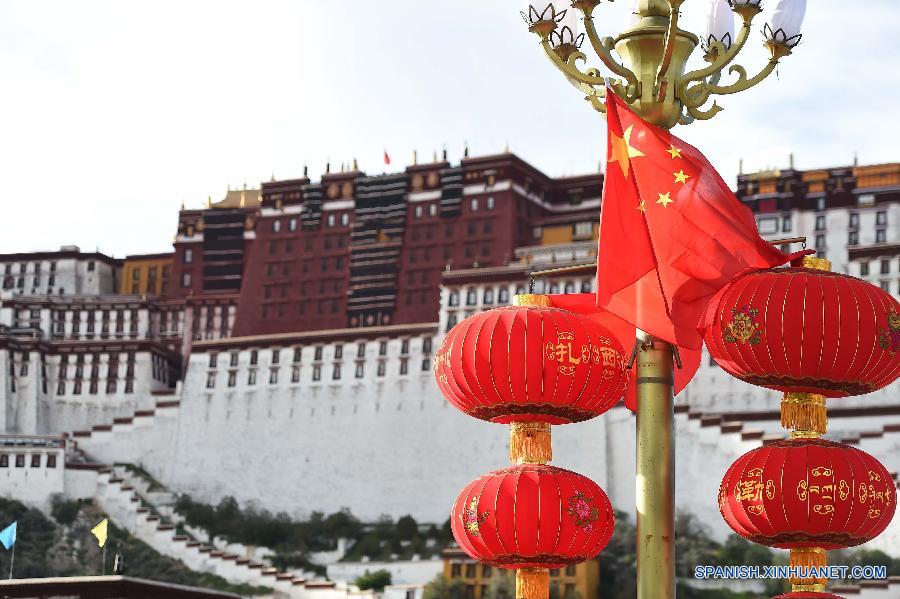  China publicó hoy domingo un libro blanco sobre el Tíbet, reafirmando la actual política de autonomía regional étnica con antelación al 50º aniversario de la fundación de la Región Autónoma del Tíbet.