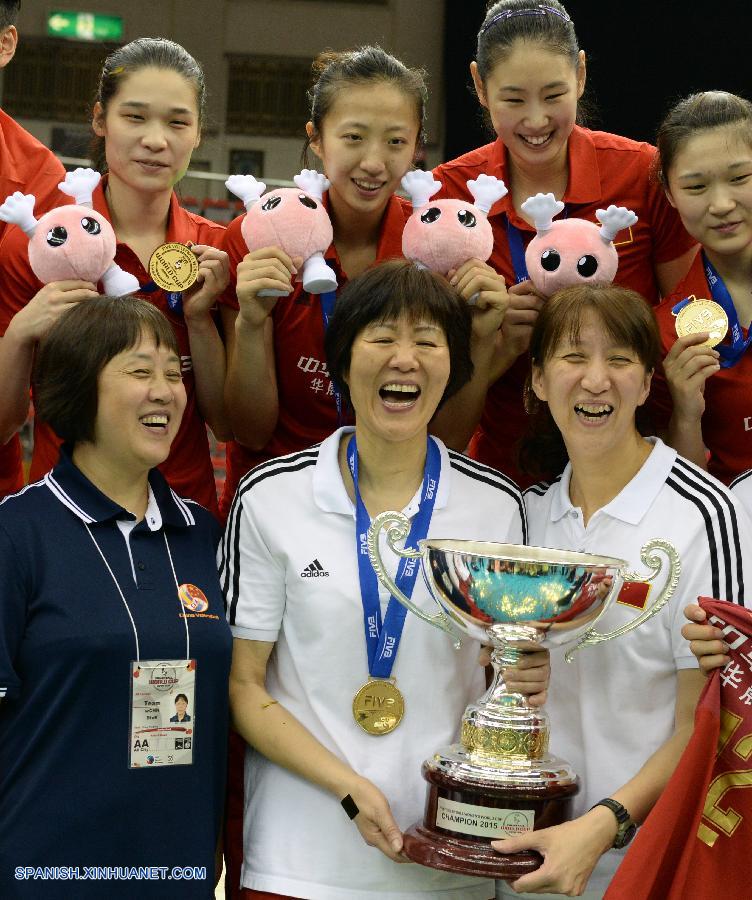 Jenny Lang Ping dirigió hoy en la ciudad japonesa de Nagoya a la selección femenil china de voleibol para que asegurara su cuarto título de la Copa Mundial y un sitio en los Juegos Olímpicos de Río con una victoria de 3 a 1 lograda con grandes esfuerzos sobre sus grandes rivales, las japonesas, en su último partido con un récord de 10 victorias y una derrota en la Copa Mundial 2015.