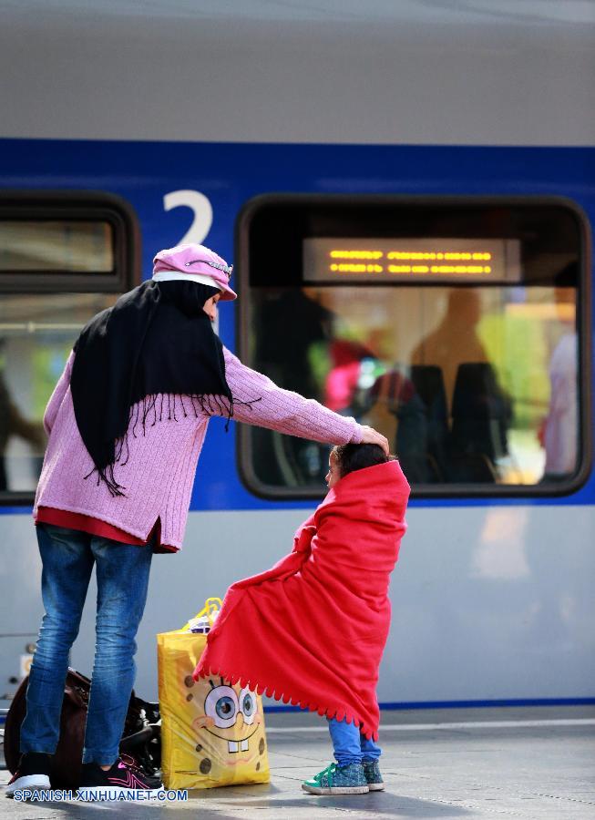 Más de 10.000 refugiados cruzaron de Hungría a Austria y Alemania, informó hoy el portal de Internet Index.hu, mientras que el servicio de noticias MTI señaló que desde la medianoche del domingo 1.459 personas han atravesado hacia el país desde países fuera de la Unión Europea y han sido aprehendidas.