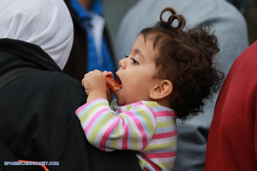 Más de 10.000 refugiados cruzaron de Hungría a Austria y Alemania, informó hoy el portal de Internet Index.hu, mientras que el servicio de noticias MTI señaló que desde la medianoche del domingo 1.459 personas han atravesado hacia el país desde países fuera de la Unión Europea y han sido aprehendidas.