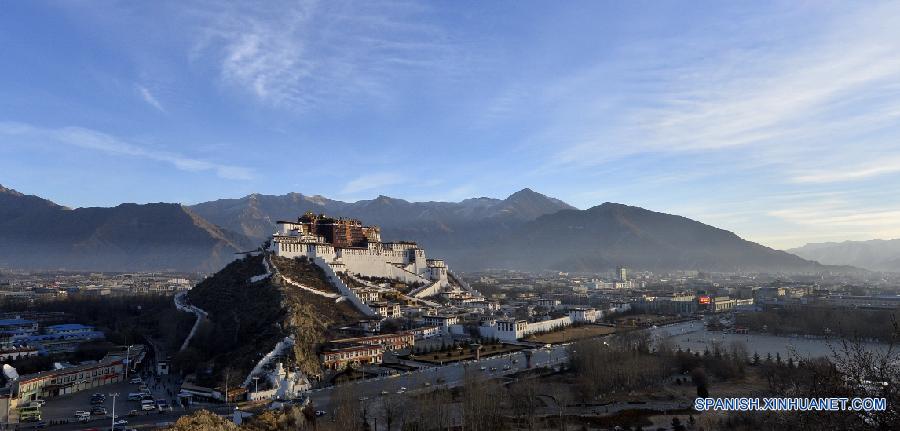 La ciudad de Lhasa se trata del centro político, económico y cultural de la región autónoma del Tíbet, en cuyo centro se encuentra el Palacio Potala, un patrimonio de la humanidad. En 1965, año en que la región autónoma del Tíbet fue fundada, la ciudad Lhasa sólo contaba con seis rutas y cubría una área de 3 kilómetros cuadrados. Después de medio siglo de construcción, la ciudad ya tiente una área de 70,29 kilómetros cuadrados y carreteras de 241 kilómetros.  