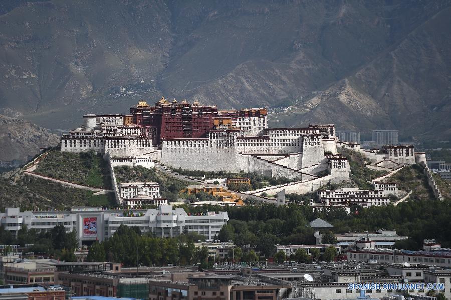 La ciudad de Lhasa se trata del centro político, económico y cultural de la región autónoma del Tíbet, en cuyo centro se encuentra el Palacio Potala, un patrimonio de la humanidad. En 1965, año en que la región autónoma del Tíbet fue fundada, la ciudad Lhasa sólo contaba con seis rutas y cubría una área de 3 kilómetros cuadrados. Después de medio siglo de construcción, la ciudad ya tiente una área de 70,29 kilómetros cuadrados y carreteras de 241 kilómetros.  