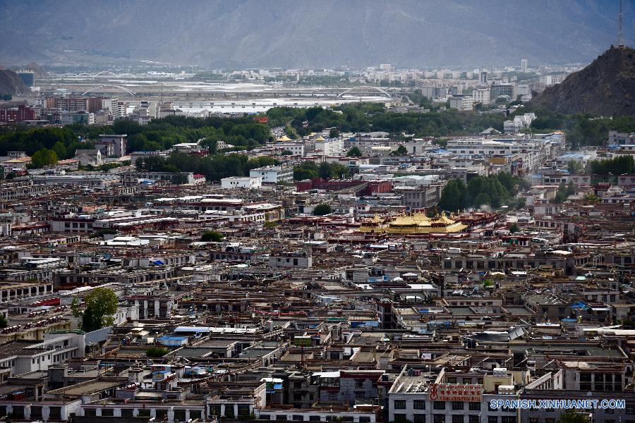 La ciudad de Lhasa se trata del centro político, económico y cultural de la región autónoma del Tíbet, en cuyo centro se encuentra el Palacio Potala, un patrimonio de la humanidad. En 1965, año en que la región autónoma del Tíbet fue fundada, la ciudad Lhasa sólo contaba con seis rutas y cubría una área de 3 kilómetros cuadrados. Después de medio siglo de construcción, la ciudad ya tiente una área de 70,29 kilómetros cuadrados y carreteras de 241 kilómetros.  