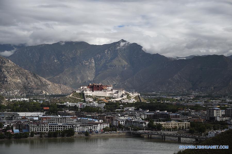 La ciudad de Lhasa se trata del centro político, económico y cultural de la región autónoma del Tíbet, en cuyo centro se encuentra el Palacio Potala, un patrimonio de la humanidad. En 1965, año en que la región autónoma del Tíbet fue fundada, la ciudad Lhasa sólo contaba con seis rutas y cubría una área de 3 kilómetros cuadrados. Después de medio siglo de construcción, la ciudad ya tiente una área de 70,29 kilómetros cuadrados y carreteras de 241 kilómetros.  
