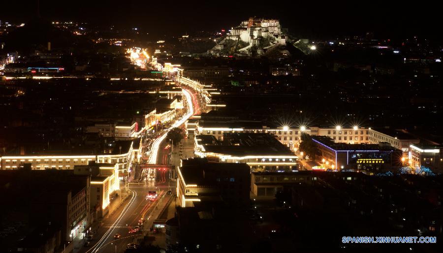 La ciudad de Lhasa se trata del centro político, económico y cultural de la región autónoma del Tíbet, en cuyo centro se encuentra el Palacio Potala, un patrimonio de la humanidad. En 1965, año en que la región autónoma del Tíbet fue fundada, la ciudad Lhasa sólo contaba con seis rutas y cubría una área de 3 kilómetros cuadrados. Después de medio siglo de construcción, la ciudad ya tiente una área de 70,29 kilómetros cuadrados y carreteras de 241 kilómetros.  