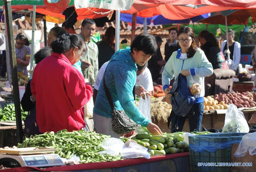 La confianza del consumidor de China cayó por tercer mes consecutivo en agosto en parte por un mercado accionario débil, señala un indicador reciente.