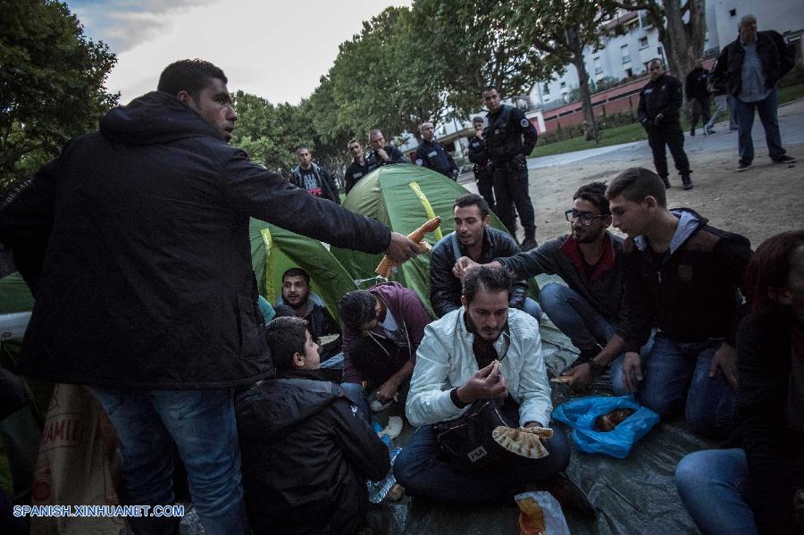 El presidente francés, Francois Hollande, demandó hoy, lunes, controles fronterizos en los países del sur de Europa para proteger las fronteras en medio de la multitudinaria afluencia de refugiados y 'acogerlos con dignidad'.