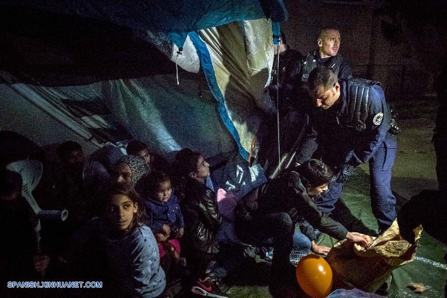 El presidente francés, Francois Hollande, demandó hoy, lunes, controles fronterizos en los países del sur de Europa para proteger las fronteras en medio de la multitudinaria afluencia de refugiados y 'acogerlos con dignidad'.