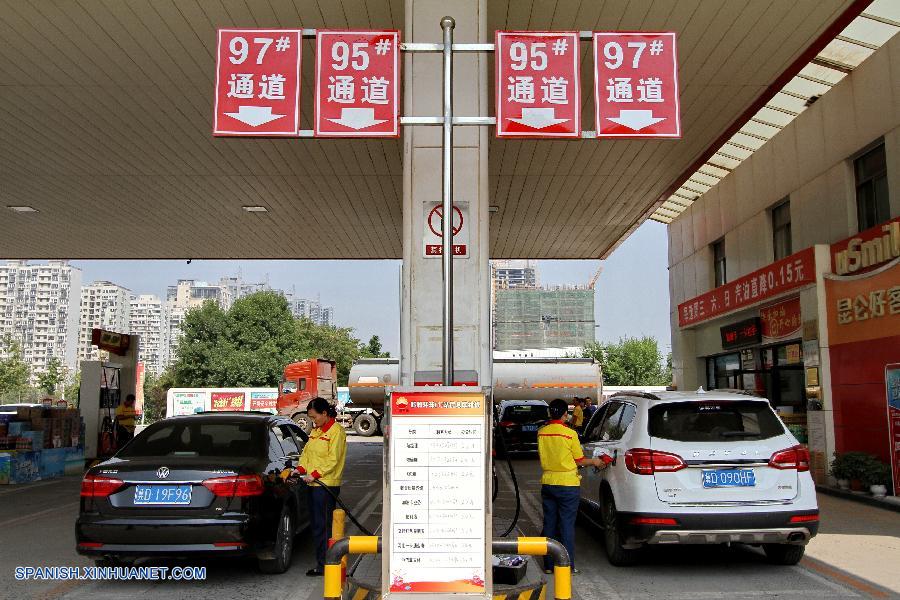 China elevará el precio minorista de la gasolina y el diésel a partir del jueves, poniendo así fin a seis recortes consecutivos desde junio, anunció hoy miércoles la Comisión Nacional de Desarrollo y Reforma (CNDR).