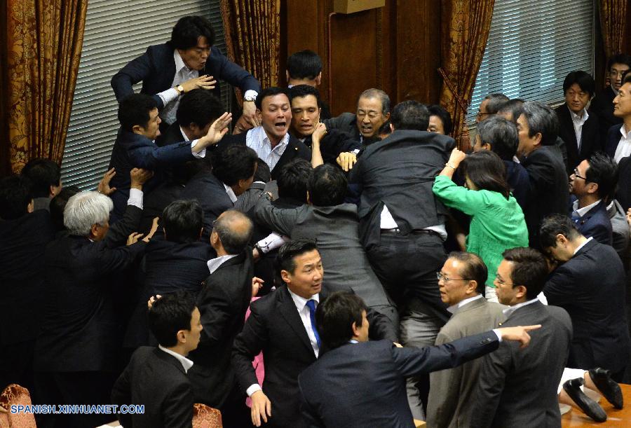 Un comité especial de la cámara alta de la Dieta (Parlamento) japonesa aprobó hoy los polémicos proyectos de ley apoyados por el Gobierno en medio del caos en la cámara.