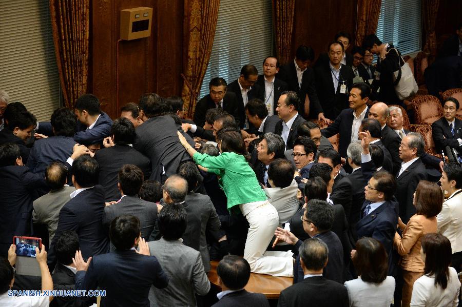 Un comité especial de la cámara alta de la Dieta (Parlamento) japonesa aprobó hoy los polémicos proyectos de ley apoyados por el Gobierno en medio del caos en la cámara.