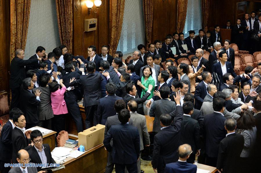 Un comité especial de la cámara alta de la Dieta (Parlamento) japonesa aprobó hoy los polémicos proyectos de ley apoyados por el Gobierno en medio del caos en la cámara.