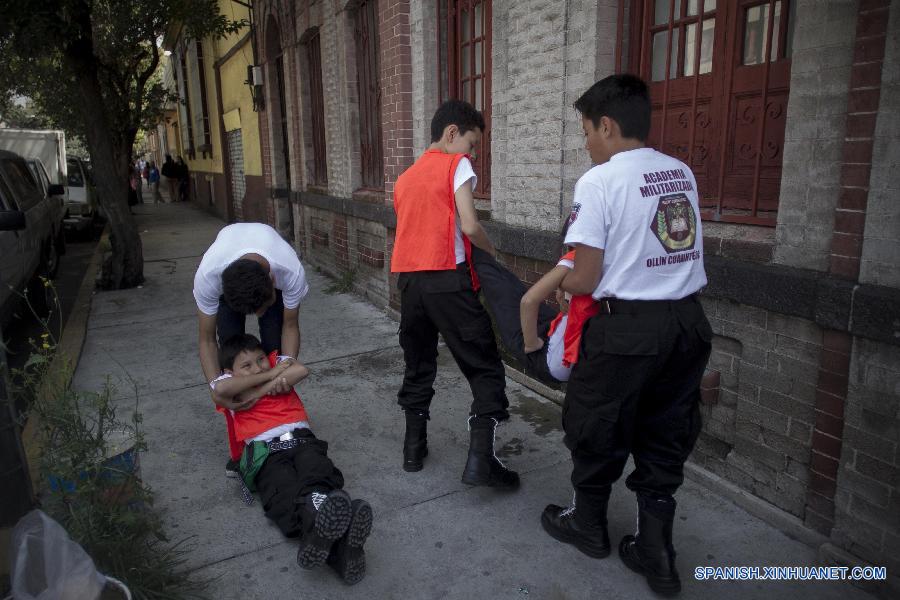 Residentes asistieron a un  mega simulacro de sismo llevado a cabo para conmemorar el 30 aniversario del sismo de 1985, en la ciudad de México, capital de México, el 19 de septiembre.