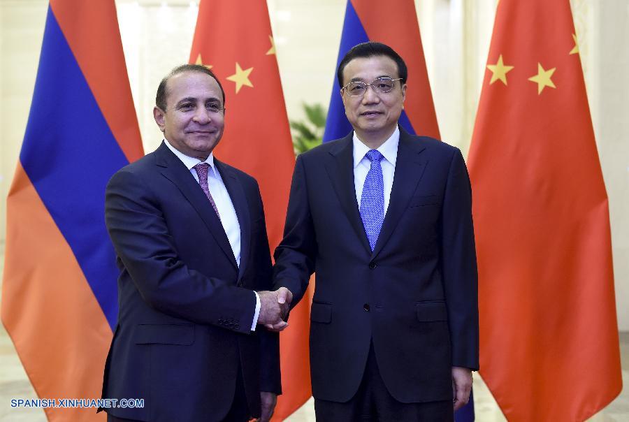 El primer ministro de China, Li Keqiang, se reunió hoy en China con el primer ministro de Armenia, Hovik Abrahamyan, en el Foro Económico Euro-Asia 2015.