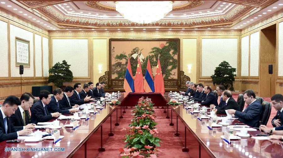 El primer ministro de China, Li Keqiang, se reunió hoy en China con el primer ministro de Armenia, Hovik Abrahamyan, en el Foro Económico Euro-Asia 2015.