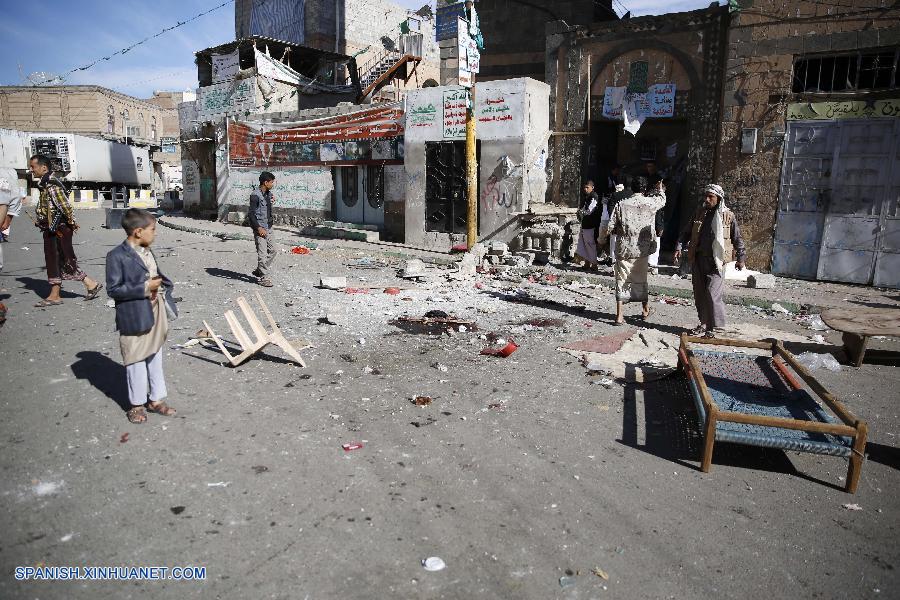 Dos atentados suicidas simultáneos con bomba sacudieron la mezquita al-Balili de la capital yemení de Saná la mañana de este jueves durante las oraciones por el inicio de la fiesta musulmana del Eid al-Adha (Ceremonia del Sacrificio), dejando unos 30 muertos y decenas de heridos, reveló a Xinhua un funcionario de seguridad.