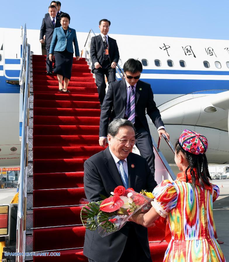 El máximo asesor político de China, Yu Zhengsheng, llegó hoy a Urumqi, capital de la región autónoma uygur de Xinjiang, al frente de una delegación del gobierno central chino para asistir a las festividades conmemorativas del LX aniversario de la fundación de la región.