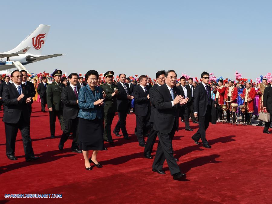 El máximo asesor político de China, Yu Zhengsheng, llegó hoy a Urumqi, capital de la región autónoma uygur de Xinjiang, al frente de una delegación del gobierno central chino para asistir a las festividades conmemorativas del LX aniversario de la fundación de la región.