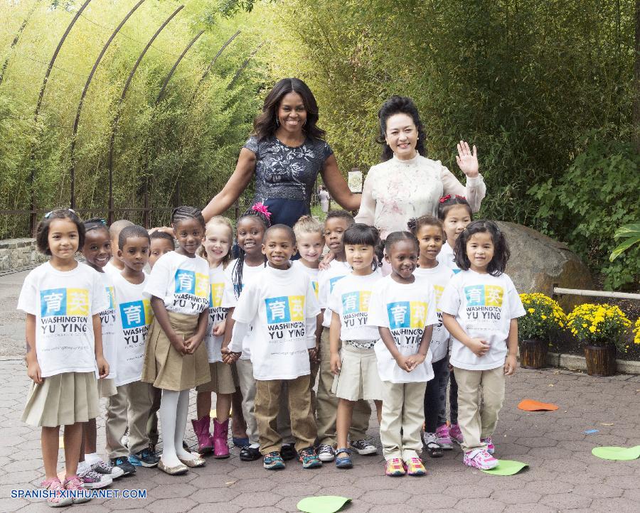 Peng Liyuan, esposa del presidente chino, Xi Jinping, y la primera dama de Estados Unidos, Michelle Obama, eligieron hoy conjuntamente llamar como 'Bei Bei' a un cachorro de panda gigante nacido en el Zoológico Nacional de Smithsoniano de esta capital.