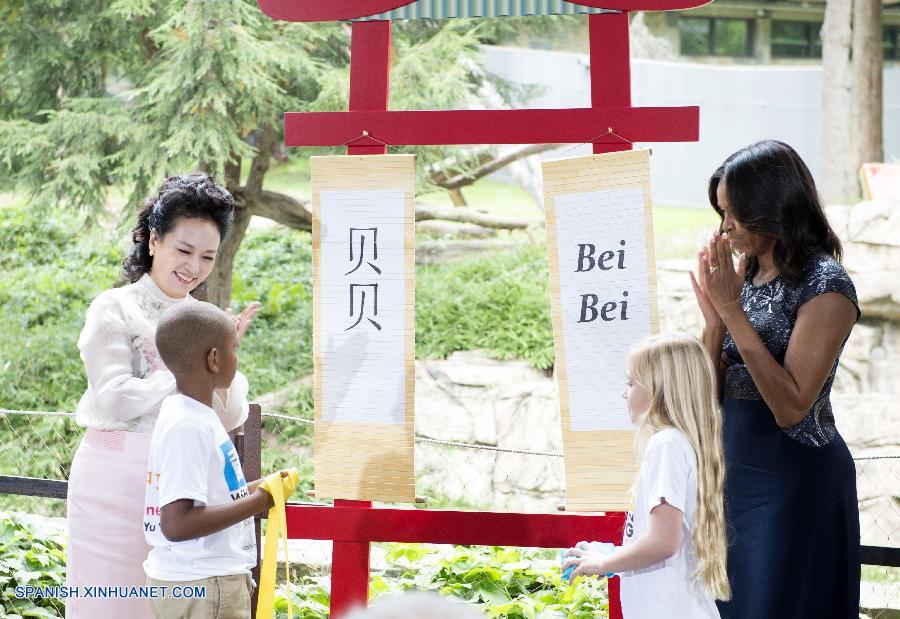 Peng Liyuan, esposa del presidente chino, Xi Jinping, y la primera dama de Estados Unidos, Michelle Obama, eligieron hoy conjuntamente llamar como 'Bei Bei' a un cachorro de panda gigante nacido en el Zoológico Nacional de Smithsoniano de esta capital.