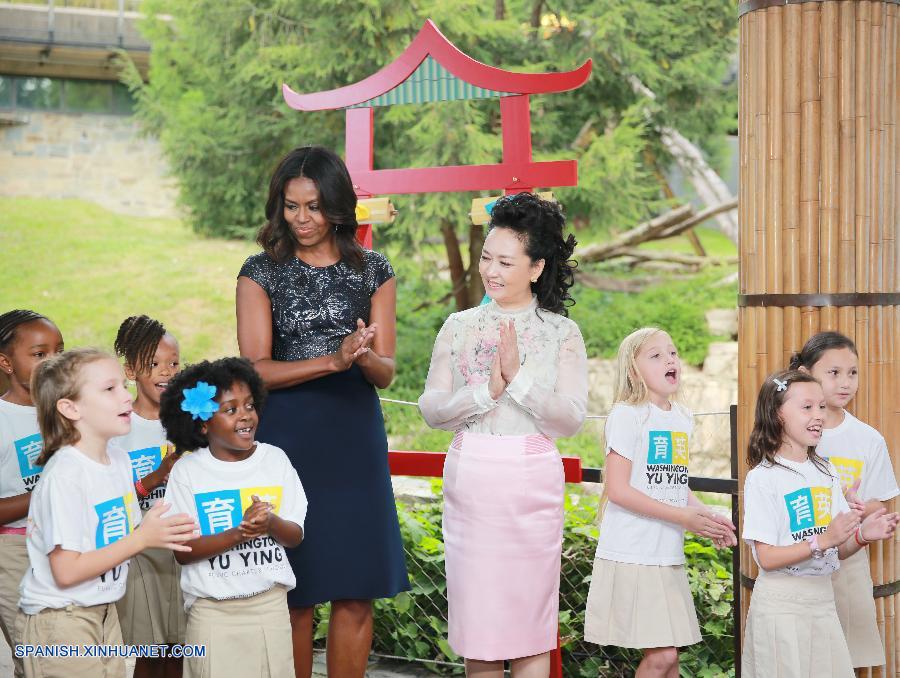 Peng Liyuan, esposa del presidente chino, Xi Jinping, y la primera dama de Estados Unidos, Michelle Obama, eligieron hoy conjuntamente llamar como 'Bei Bei' a un cachorro de panda gigante nacido en el Zoológico Nacional de Smithsoniano de esta capital.