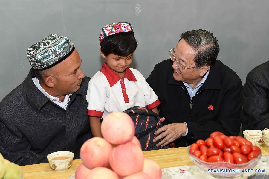 El máximo asesor político de China, Yu Zhengsheng, elogió hoy a los residentes locales por sus esfuerzos de combate al terrorismo y los instó a valorar la estabilidad y unidad, durante su visita al distrito Shache de Kashgar, sur de Xinjiang.