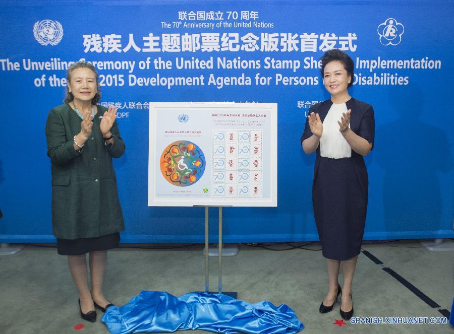 Peng Liyuan, esposa del presidente chino, Xi Jinping, desveló el domingo una pliego de sellos conmemorativos dedicado a los discapacitados chinos.