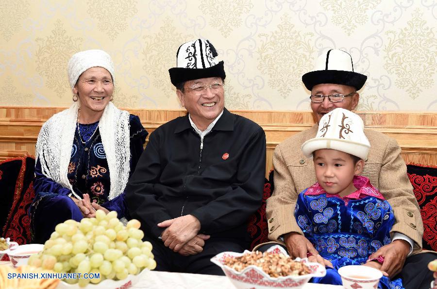 El alto asesor político chino Yu Zhengsheng visitó la región Kizilsu, en el extremo oeste de China, cuando el país se prepara para celebrar el LX aniversario de la fundación de la región autónoma de la etnia uygur de Xinjiang.