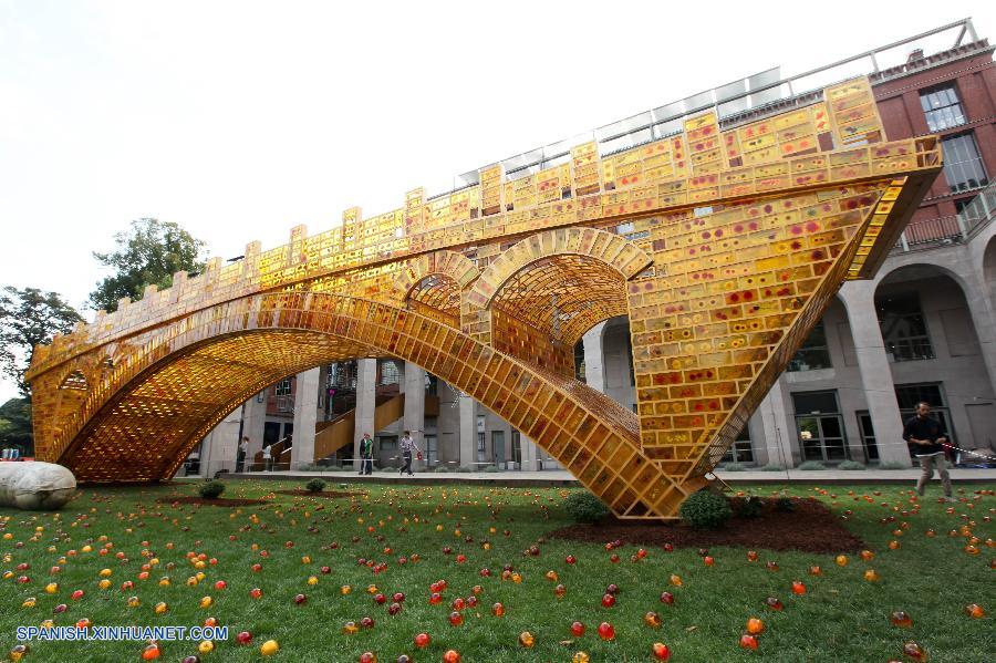 Una estructura gigante con forma de puente dorado creada por un artista moderno chino fue develada en la actual Expo de Milán.