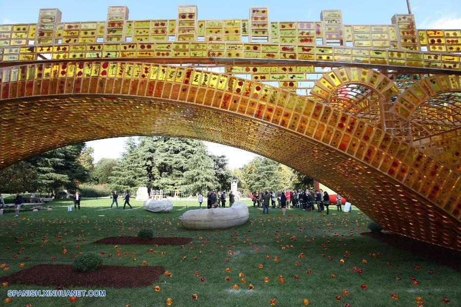 Una estructura gigante con forma de puente dorado creada por un artista moderno chino fue develada en la actual Expo de Milán.