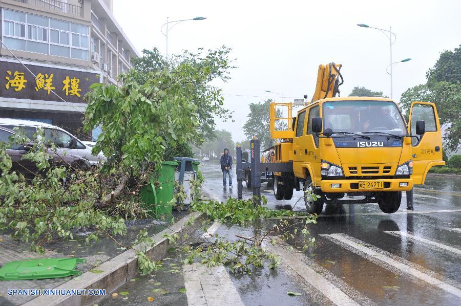 El tifón Dujuan, el 21º de este año, tocó tierra en la provincia oriental china de Fujian, informó el Servicio Meteorológico de Fujian.