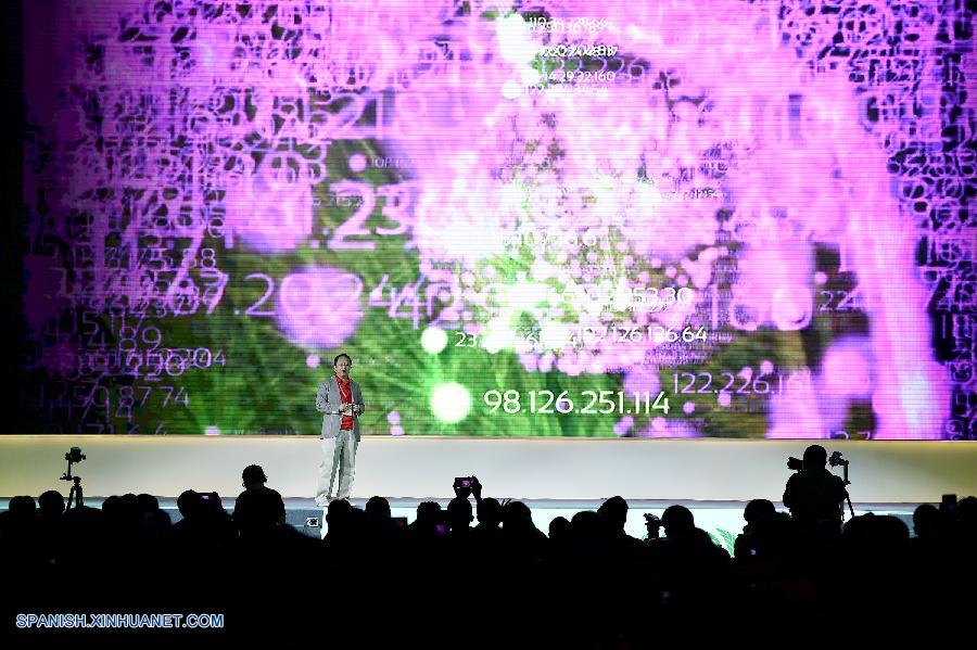 Internet tendrá un papel cada vez más importante en la reconfiguración de la economía de China, pues hay más gente conectada en línea en el país que en cualquier otra parte del mundo, señalaron expertos. Internet tendrá un papel cada vez más importante en la reconfiguración de la economía de China, pues hay más gente conectada en línea en el país que en cualquier otra parte del mundo, señalaron expertos.