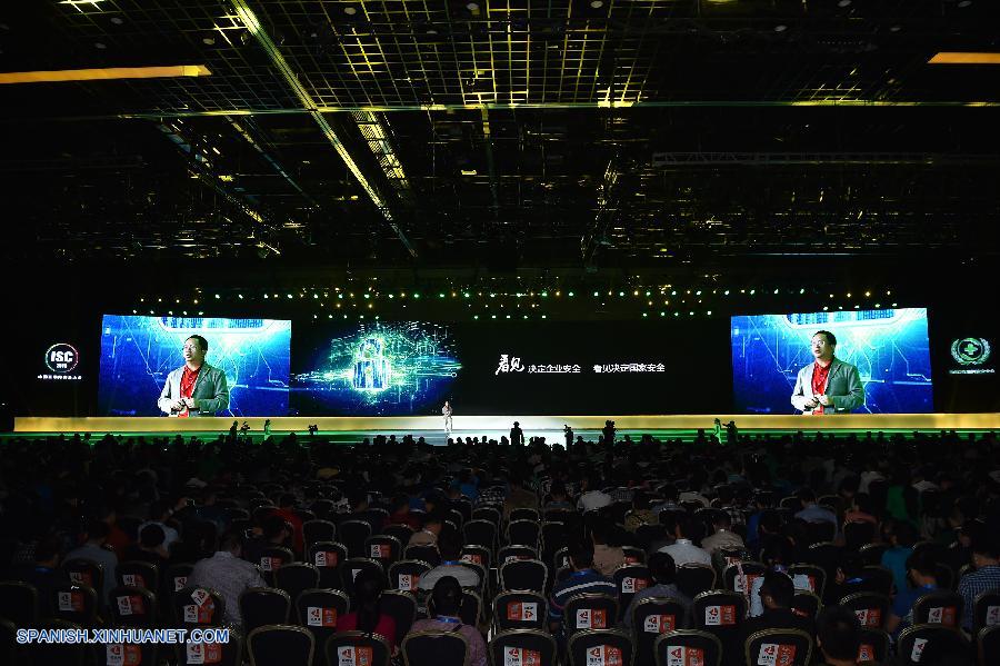 Internet tendrá un papel cada vez más importante en la reconfiguración de la economía de China, pues hay más gente conectada en línea en el país que en cualquier otra parte del mundo, señalaron expertos. Internet tendrá un papel cada vez más importante en la reconfiguración de la economía de China, pues hay más gente conectada en línea en el país que en cualquier otra parte del mundo, señalaron expertos.