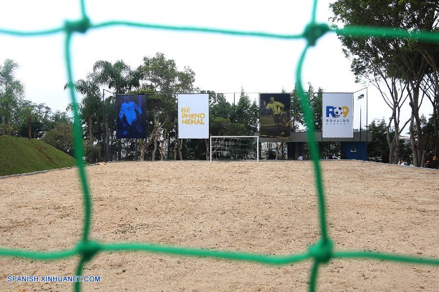 La estrella brasileña del fútbol, Ronaldo, anunció que abrirá 30 escuelas de fútbol en China y que entrenará a los jóvenes chinos con su método especial.