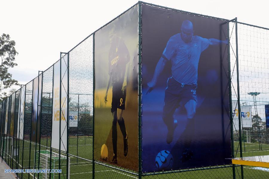 La estrella brasileña del fútbol, Ronaldo, anunció que abrirá 30 escuelas de fútbol en China y que entrenará a los jóvenes chinos con su método especial.