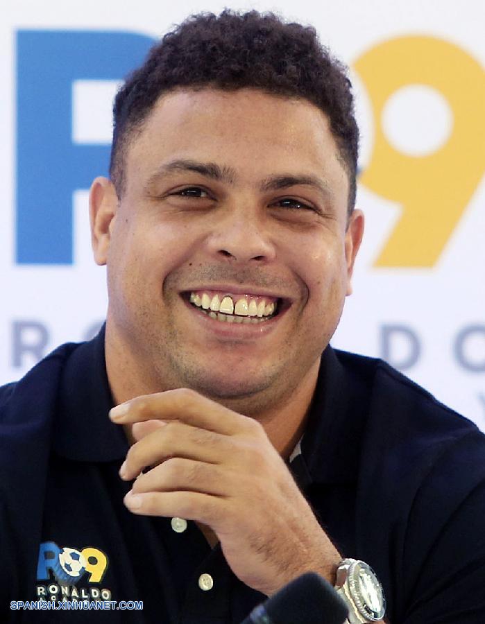 La estrella brasileña del fútbol, Ronaldo, anunció que abrirá 30 escuelas de fútbol en China y que entrenará a los jóvenes chinos con su método especial.