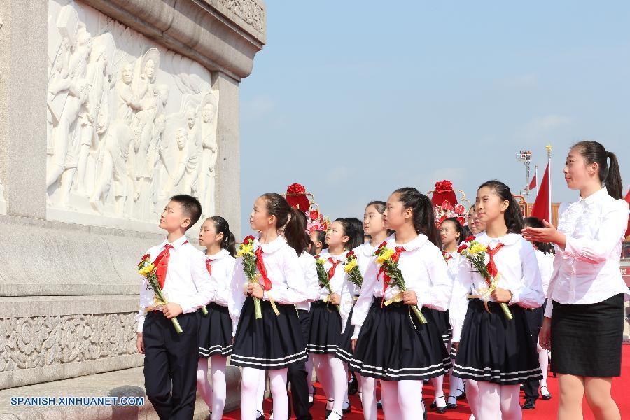 El presidente de China, Xi Jinping, y otros altos líderes asistieron a una ceremonia celebrada con motivo del Día de los Mártires en la Plaza de Tian'anmen, en el centro de Beijing, para honrar y conmemorar a los héroes nacionales caídos.